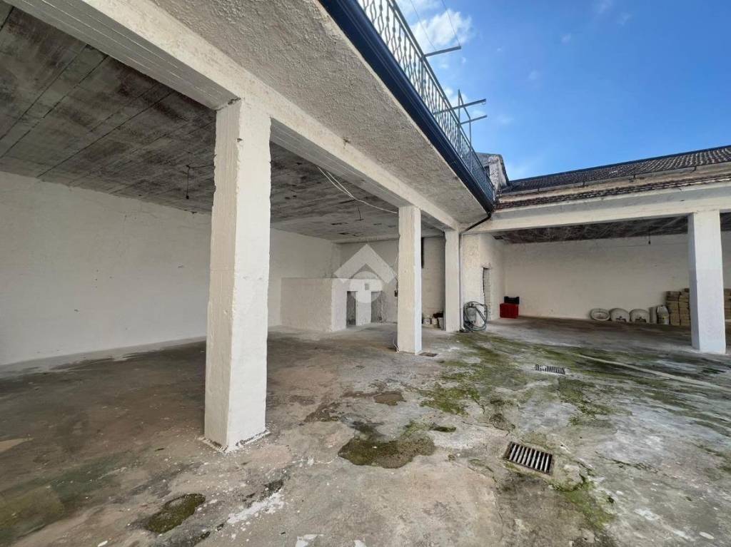 locale di sgombero in vendita a Falciano del Massico