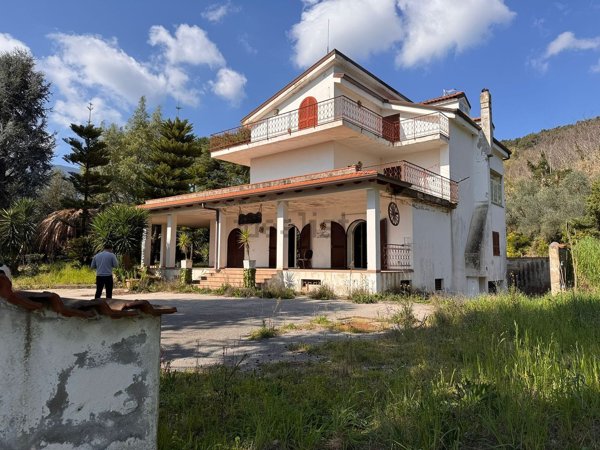 casa indipendente in vendita a Falciano del Massico