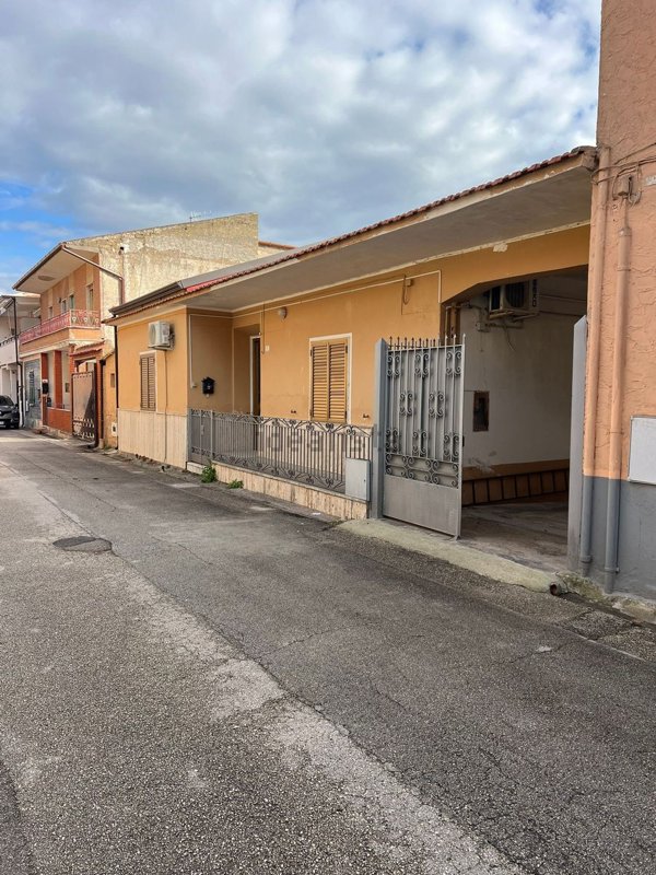 casa indipendente in vendita a Falciano del Massico