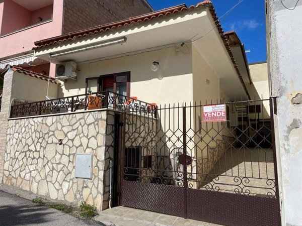 intera palazzina in vendita a Falciano del Massico
