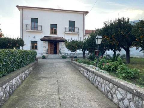 casa indipendente in vendita a Falciano del Massico