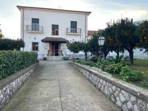casa indipendente in vendita a Falciano del Massico