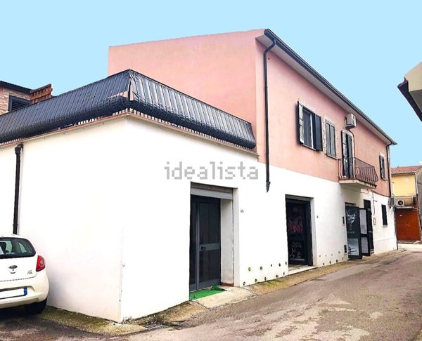 locale commerciale in vendita a Cellole