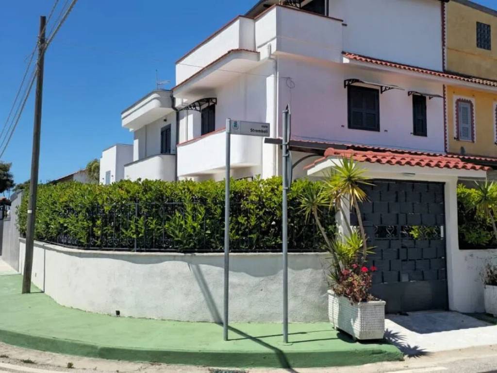 casa indipendente in vendita a Cellole in zona Baia Felice