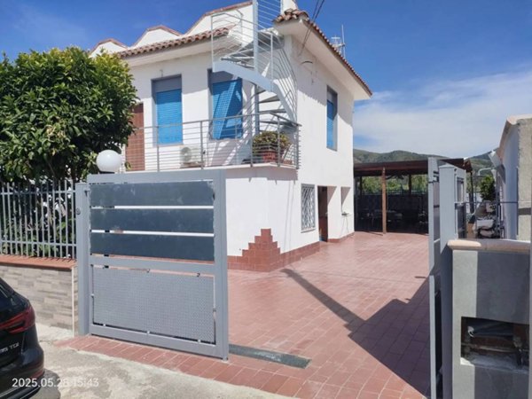 casa indipendente in vendita a Cellole in zona Baia Felice