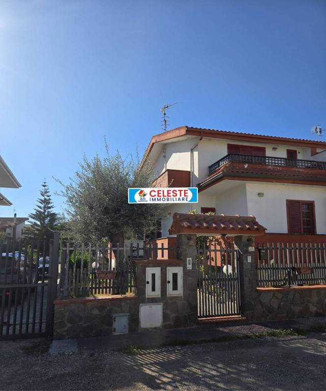 casa indipendente in vendita a Cellole