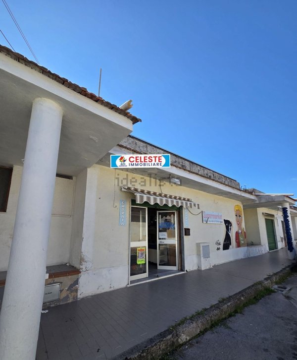 locale commerciale in vendita a Cellole in zona Baia Felice