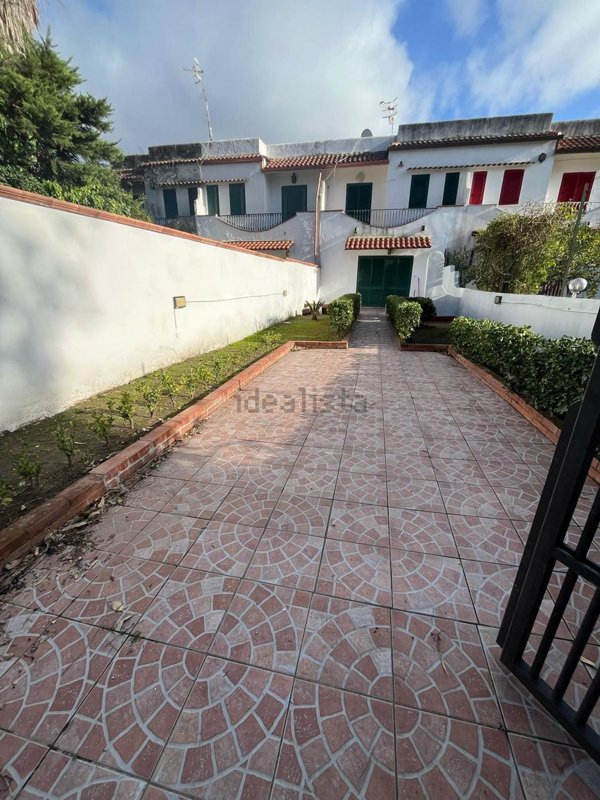 casa indipendente in vendita a Cellole in zona Baia Felice