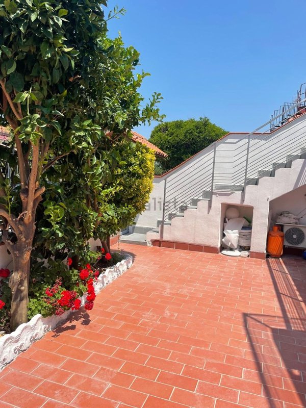 casa indipendente in vendita a Cellole in zona Baia Felice