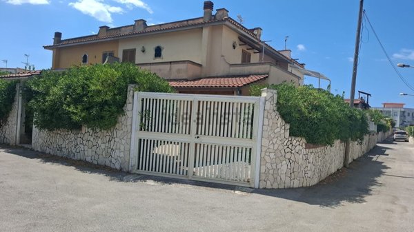 casa indipendente in vendita a Cellole in zona Baia Felice