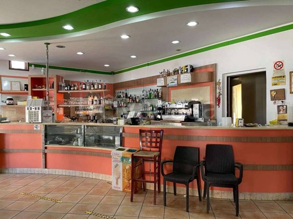 locale commerciale in vendita a Cellole