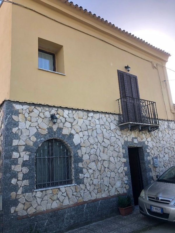 casa indipendente in vendita ad Amorosi