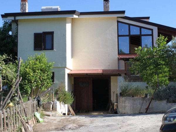 casa indipendente in vendita ad Amorosi