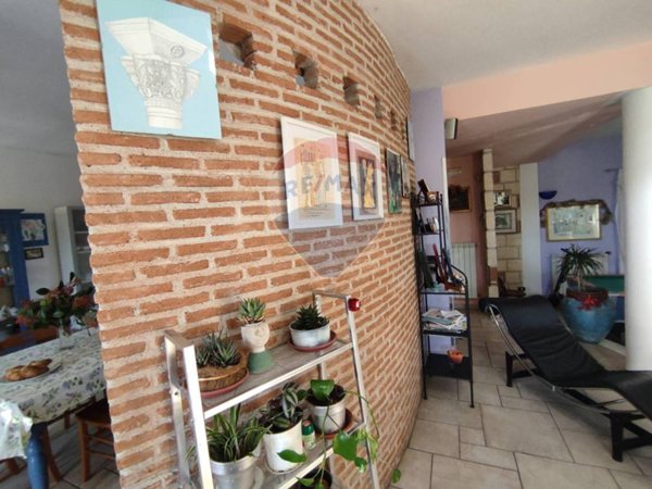 casa indipendente in vendita ad Amorosi in zona Stazione