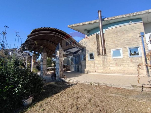 casa indipendente in vendita ad Amorosi in zona Stazione