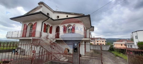 casa indipendente in vendita ad Amorosi in zona Stazione