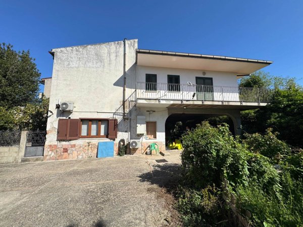 casa indipendente in vendita ad Amorosi in zona Stazione