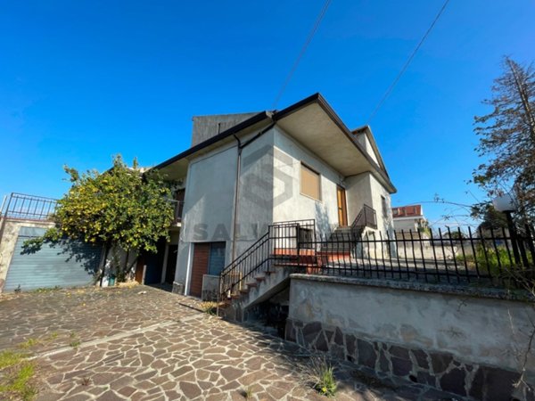 casa indipendente in vendita ad Amorosi