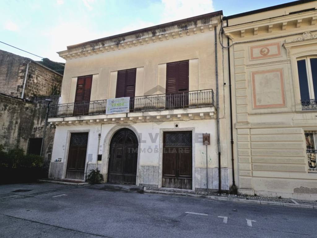 intera palazzina in vendita ad Amorosi