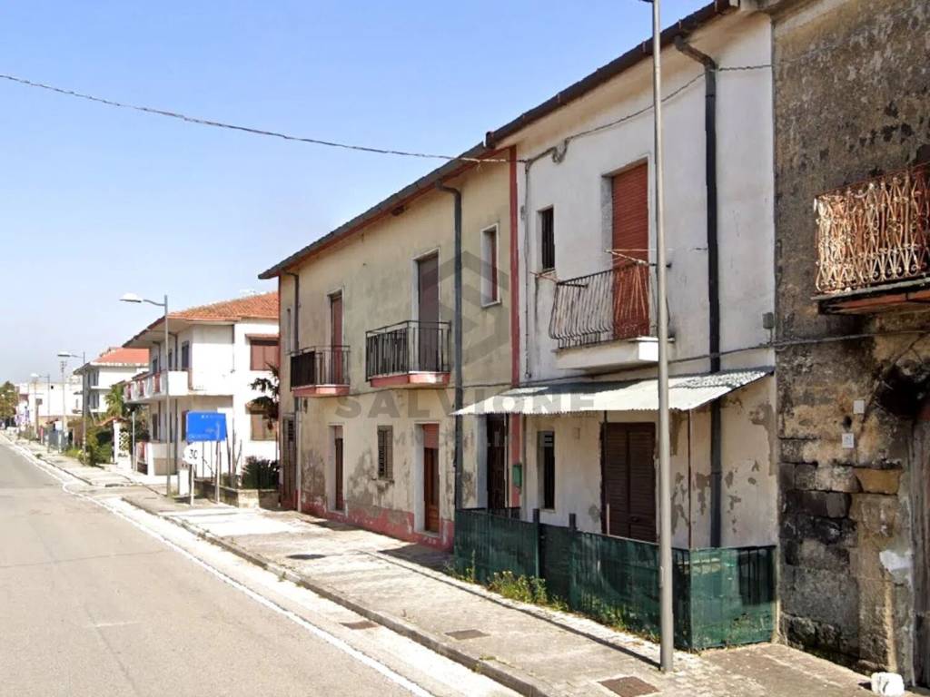 casa indipendente in vendita ad Amorosi in zona Stazione