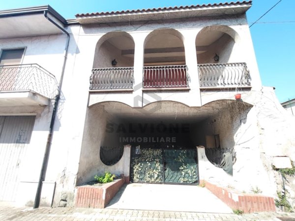 casa indipendente in vendita ad Amorosi