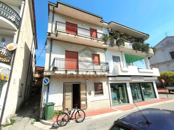casa indipendente in vendita ad Amorosi in zona Stazione