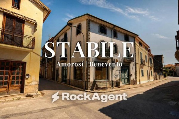 casa indipendente in vendita ad Amorosi in zona Stazione