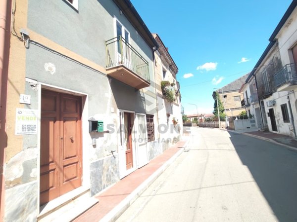 casa indipendente in vendita ad Amorosi in zona Stazione