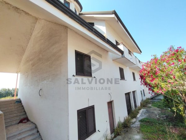 casa indipendente in vendita ad Amorosi in zona Stazione