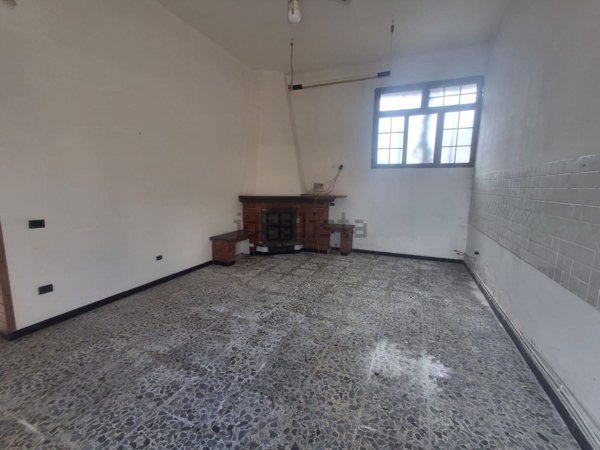 appartamento in vendita ad Amorosi in zona Stazione