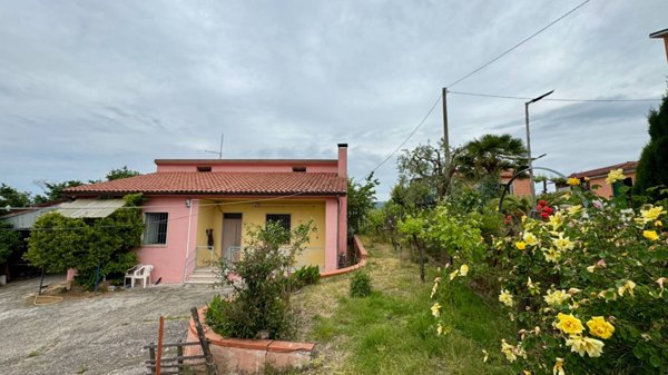 casa indipendente in vendita ad Apice in zona Calvano
