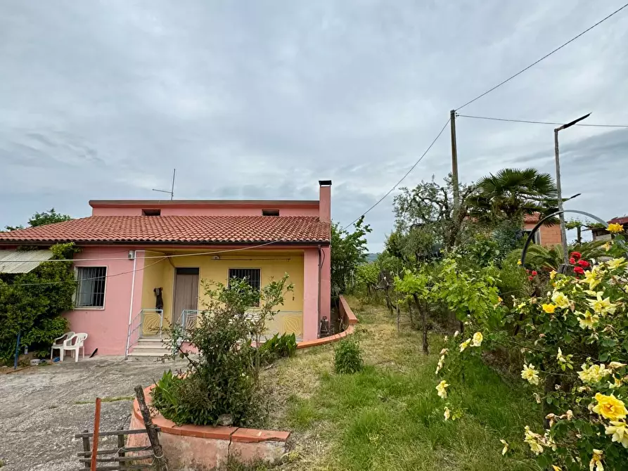 casa indipendente in vendita ad Apice in zona Calvano