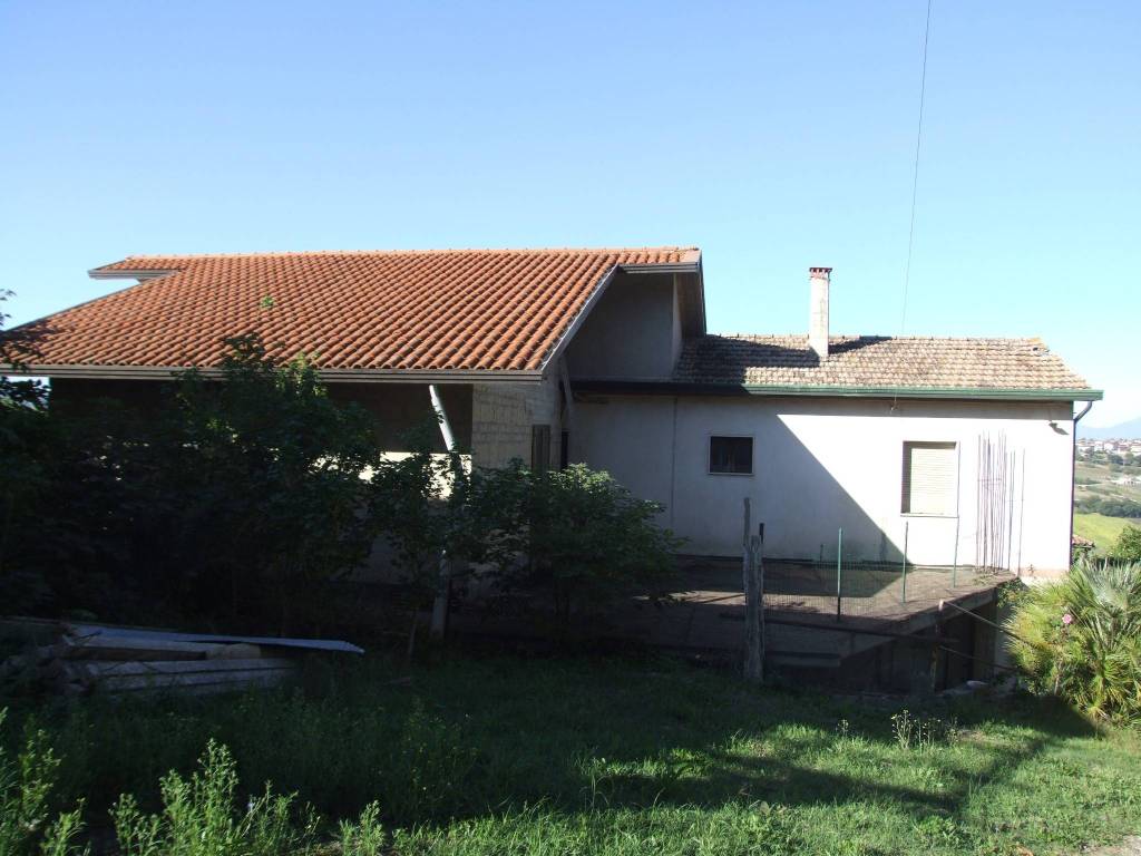 casa indipendente in vendita ad Apice in zona Santa Lucia