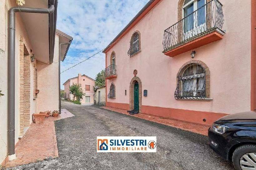 casa indipendente in vendita ad Apice in zona Cupazzo