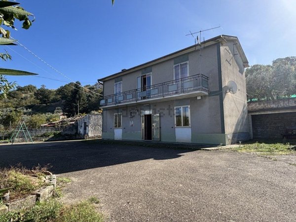 casa indipendente in vendita ad Apice in zona Santa Lucia