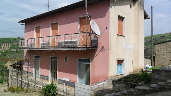 casa indipendente in vendita ad Apice in zona Santa Lucia