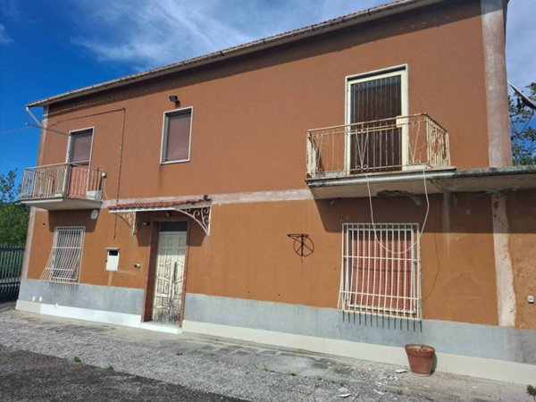 casa indipendente in vendita ad Apice in zona Santa Lucia