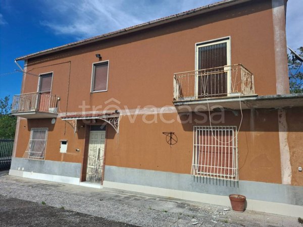 casa indipendente in vendita ad Apice in zona Santa Lucia