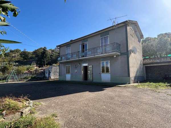 casa indipendente in vendita ad Apice in zona Santa Lucia