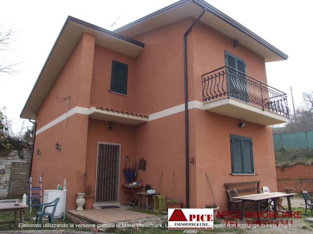 casa indipendente in vendita ad Apice in zona Starza