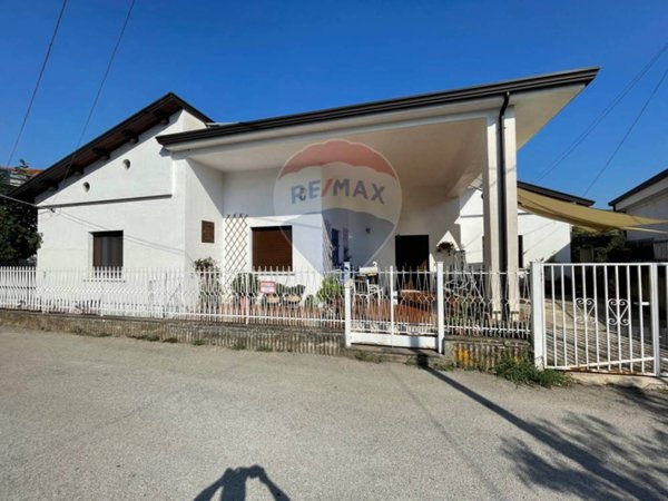 casa indipendente in vendita ad Apollosa