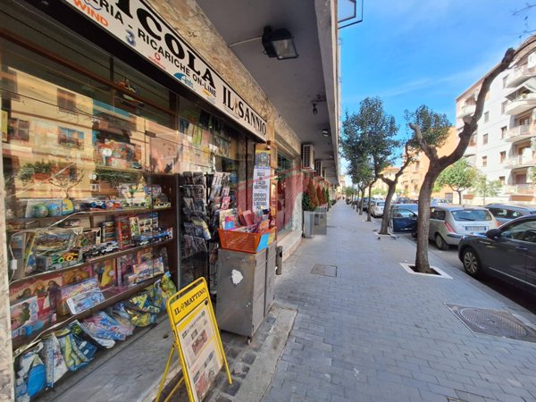 negozio in vendita a Benevento in zona Mellusi / Atlantici