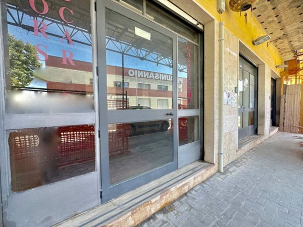 negozio in vendita a Benevento in zona Libertà