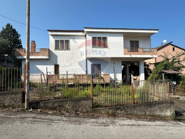 casa indipendente in vendita a Benevento in zona Libertà