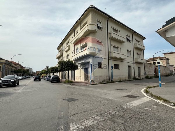 locale commerciale in vendita a Benevento in zona Ferrovia