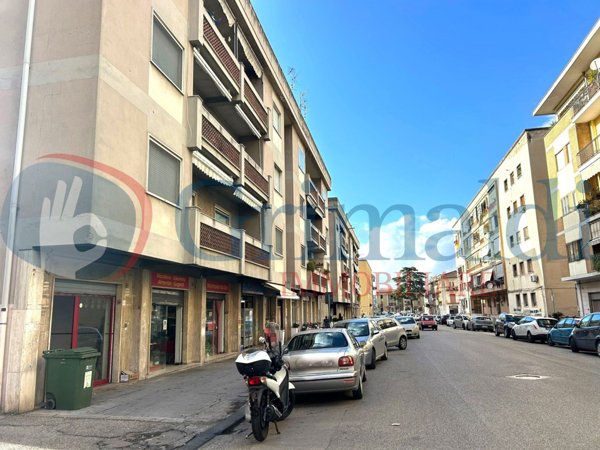 locale commerciale in vendita a Benevento in zona Libertà