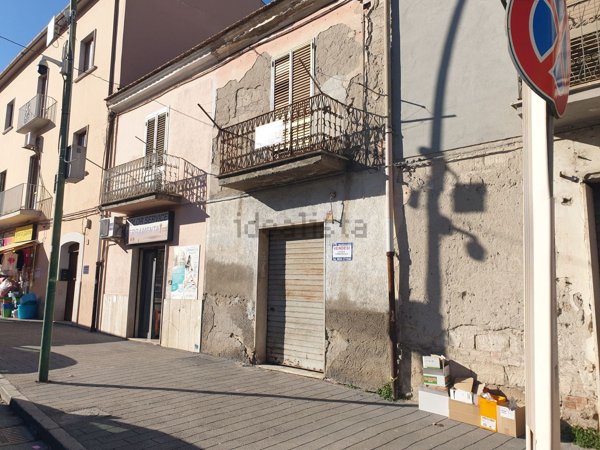 locale commerciale in vendita a Benevento in zona Libertà