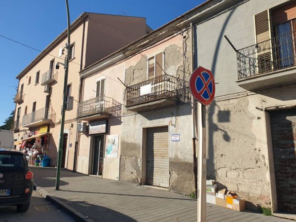locale commerciale in vendita a Benevento in zona Libertà