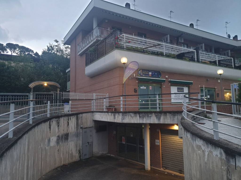 negozio in vendita a Benevento in zona Porta Rufina