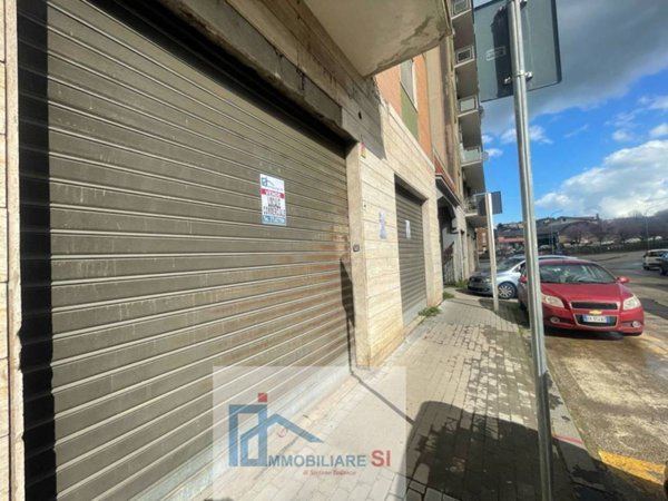 locale commerciale in vendita a Benevento in zona Centro Storico